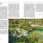 Vorwort. Im Nationalpark Krka. Dichte grüne Vegetation, Wasserfälle und ein klarer Fluss mit Brücke und weißen Häusern.
