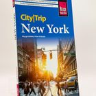 „CityTrip New York“ von Margit Brinke und Peter Kränzle. Foto von einer geschäftigen Straße bei Sonnenuntergang in New York.