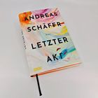 Text: Andreas Schäfer Letzter Akt. Hintergrund: Abstrakte, bunte Farben. Schwarzes Leseband ragt hervor.