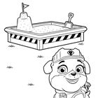 Text: "Was spielt Motor gerne, wenn sie nicht auf der Baustelle ist?" Illustration eines Baustellenhundes vor einem Sandkasten.