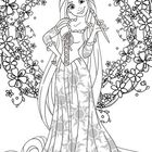 Eine lächelnde Frau mit langem Haar, in einem geblümten Kleid, umrahmt von einem Kreis aus Blumen.