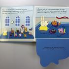 Bilderbuch mit Zeichentrickfiguren: Kinder im Schwimmbad mit Schwimmnudeln, Frau Mimmel unterrichtet. Kinder planschen fröhlich.