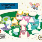 "Disneyland Park" oben; Bereiche mit Namen wie "Fantasyland", "Tomorrowland"; bunte Karte mit Silhouetten und Dumbo-Abbildung.