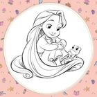Illustration: Ein kleines Mädchen mit langem Haar sitzt lächelnd mit einem kleinen Frosch. Verspielter, rosa Hintergrund.