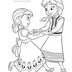 "Die beiden Schwestern sind unzertrennlich!" Zwei Mädchen in traditionellen Kleidern tanzen Hand in Hand.