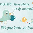 Text: "DU BEGLEITEST kleine Schritte in Gummistiefeln. DAS SIND große Schritte ins Leben!" Illustration: Vögel, Tasse, Schmetterling.