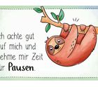 "Ich achte gut auf mich und nehme mir Zeit für Pausen." Illustration eines entspannten Faultiers an einem Ast.