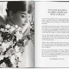 Texte: "TO HAVE KNOWN AUDREY HEPBURN WAS A GRACE". Schwarz-weiß Foto einer Frau mit Blumenstrauß.