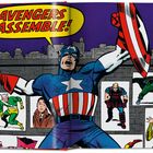 "AVENGERS ASSEMBLE!" in gelber Sprechblase. Comic-Illustration eines Superhelden in blau-rotem Outfit, der ein Schild hält.