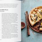 "Burrata-Kartoffel-Pizza mit Zwiebelmarmelade", Zutaten und Rezept beschrieben. Rechts: Nahaufnahme der gebackenen Pizza.