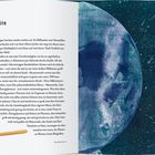 Mikrometeorite. Textseite beschreibt Mikrometeoriten im All. Illustration: Erde im Weltraum, umgeben von Sternen und Staub.