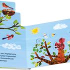 Der Text beschreibt Vogelgesang und Sommerfreude im Blättermeer. Gezeigt sind bunte Vögel und Insekten in einem Baum.