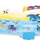 Im Meer und an der Küste tummeln sich Fische, Krebse und viele andere Tiere. Wo sind sie? Siehst du auch diese Tiere?  
Eine Illustration zeigt ein Meer mit Tieren, darunter Delfine, Fisch, Tintenfisch, Schildkröte, Seepferdchen, Krebse und Vogel.