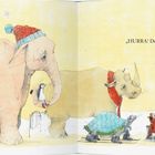„HURRA! Der Schnee ist da!“ Ein Elefant mit Mütze, ein Pinguin, ein Nashorn, eine Schildkröte und eine Eule vor einem Haus.