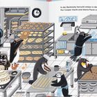 Text: "In der Backstube herrscht mitten in der Nacht Hochbetrieb. Nur Cooper macht eine kleine Pause und für einen Moment die Augen zu."

Illustration: Pinguine in einer Bäckerei, die backen und arbeiten.