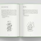 Links: „Johann-Günther König“, Text über Autor, Bär mit Krone. Rechts: „Hajo König“, Text über Künstler, Bär am Laptop.