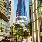 Kalender für Februar: Rosa und Feiertage markiert. Architektur von The Shard bei Nacht mit beleuchteten Gebäuden und Bäumen.