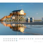 Pfahlbau am Strand von Sankt Peter-Ording. Kalenderseite mit Daten des Februar, Strandkörbe auf nassem Sand.