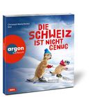 "Christoph Maria Herbst liest 'Die Schweiz ist nicht genug'. Zwei Erdmännchen auf Skiern tragen Mützen im Schnee."