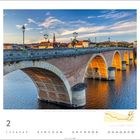 Kalenderbild mit Aufschrift "2", zeigt steinerne Brücke bei Sonnenuntergang. Unten: Datumsleiste 1-28. Karte rechts unten.