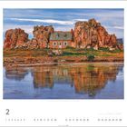 "La Maison du Gouffre, Plougrescant" steht über dem Monatskalender für Februar. Ein Haus zwischen großen Felsen am Ufer.