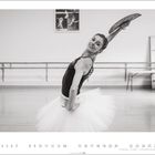 2, Kalender mit Tagen von 1 bis 28, Frau im Ballettstudio in Tanzpose, hält einen Fächer, schwarz-weiß.