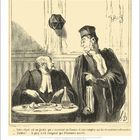 „Votre client est un gredin qui a assassiné six femmes...“ Zwei Beamte in Roben; einer sitzt, der andere steht.