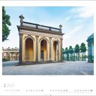 Februar 2027. Damenflügel, Schloss Sanssouci. Ein gelbes Gebäude mit dekorativen Säulen in einem Gartenumfeld.
