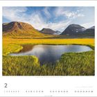 "Routenvorschlag, Nationalpark Sarek, Naturfotografien über eine Berglandschaft mit grünem Tal, Teich und bewölktem Himmel."