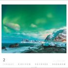 Text: Uttakleiv Beach, Lofoten. Kalenderblatt für den Monat Februar. 

Illustration: Ein schneebedeckter Strand mit Nordlichtern.