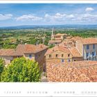 Kalender mit dem Monat Februar, nummeriert von 1 bis 28. Bild eines Dorfs mit roten Ziegeldächern und einer Kirche.