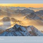 Februar 2027. Kalender mit einem eindrucksvollen Bergpanorama, verschneite Gipfel über Wolken in goldenem Licht.