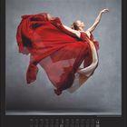 Kalenderblatt für Februar mit eleganter Tänzerin in fließendem roten Kleid, grauer Hintergrund.