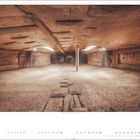 2. Februar, Champ Du Moine. Sandsteinblock mit Pfeilern, mystische Beleuchtung, strukturierte Decke.