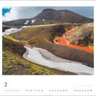 Februar-Kalenderblatt zeigt eine farbenfrohe Landschaft mit schneebedeckten Hügeln und leuchtend roten Flüssen.