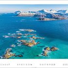 Kalender: Zahl 2 oben, darunter die Tage 1 bis 28. Zeigt eine Ansicht von Inseln im blauen Meer, mit schneebedeckten Bergen im Hintergrund.