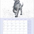 Kalenderblatt für Februar mit einem gezeichneten, hochblickenden Hund auf gesprenkeltem Hintergrund.