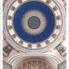 2 2027; Montag bis Sonntag; Friedenskirche Wien, Österreich. Innenansicht: Kuppel mit blauer Decke und goldenen Details.