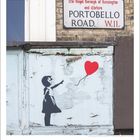 "PORTOBELLO ROAD, W.11" - Ein Wandbild zeigt ein Mädchen, das nach einem herzförmigen, roten Ballon greift. Kalender mit Datum unten.