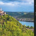 "Wehr- und standhaft. Die Marksburg liegt auf einem Schieferkegel in 160 m Höhe über Braubach. Donnerstag 1 April." Eine Burg auf einem bewaldeten Hügel, Fluss im Tal.
