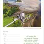 Sei gesegnet... Himmel, ...des Windes... Meeres, ...Erde und... Felsens. Alte Burg an Küste mit Wasser und grünen Wiesen.