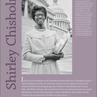 Shirley Chisholm, lächelnd, vor dem Kapitol. Text über ihre Präsidentschaftskandidatur und Engagement. Kalender unten.