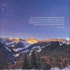 Zitat von Adalbert Stifter über den Sternenhimmel. Winterlandschaft mit schneebedeckten Bergen, Monat Februar unten.