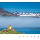 Leuchtturm „Þórarinsstaðir“ in Djúpavogur, Island. Kalender: April | Mai, 17. Woche. Bunter Leuchtturm vor schneebedeckten Bergen.