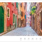 "Gasse in der Altstadt von Rovinj, Kroatien" und "Mai, 20. Woche, 17-23, Montag bis Sonntag". Pflastersteingasse mit bunten Häusern.