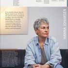 Text: "Hanna Johansen. Es ist ohnehin absurd, dass ich Klavier spielen lerne...". Frau in blauer Jeansjacke sitzt auf schwarzem Sofa.