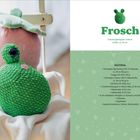 "Teddy. Schwierigkeitsgrad: einfach. Größe: ca. 25 cm. Material: Scheepjes Big Darling, Teddy Bear, Little Darling."      
Ein gehäkelter Teddykopf mit blauen Augen in einem Korb.