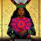 VII · Medizinfrau der unbedingten Liebe; Ich erinnere dich an die Magie der Liebe. Frau in buntem Gewand, Federschmuck.