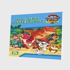 Logo: "Mal- und Rätselblock", "Paw Patrol Dino Film". 
Illustration: Fröhliche Hunde in Abenteuerausrüstung mit Dinosauriern im Dschungel.