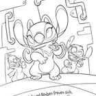 "Stitch und Reuben freuen sich, Angel zu sehen." Drei fröhliche cartoonartige Figuren stehen zusammen.